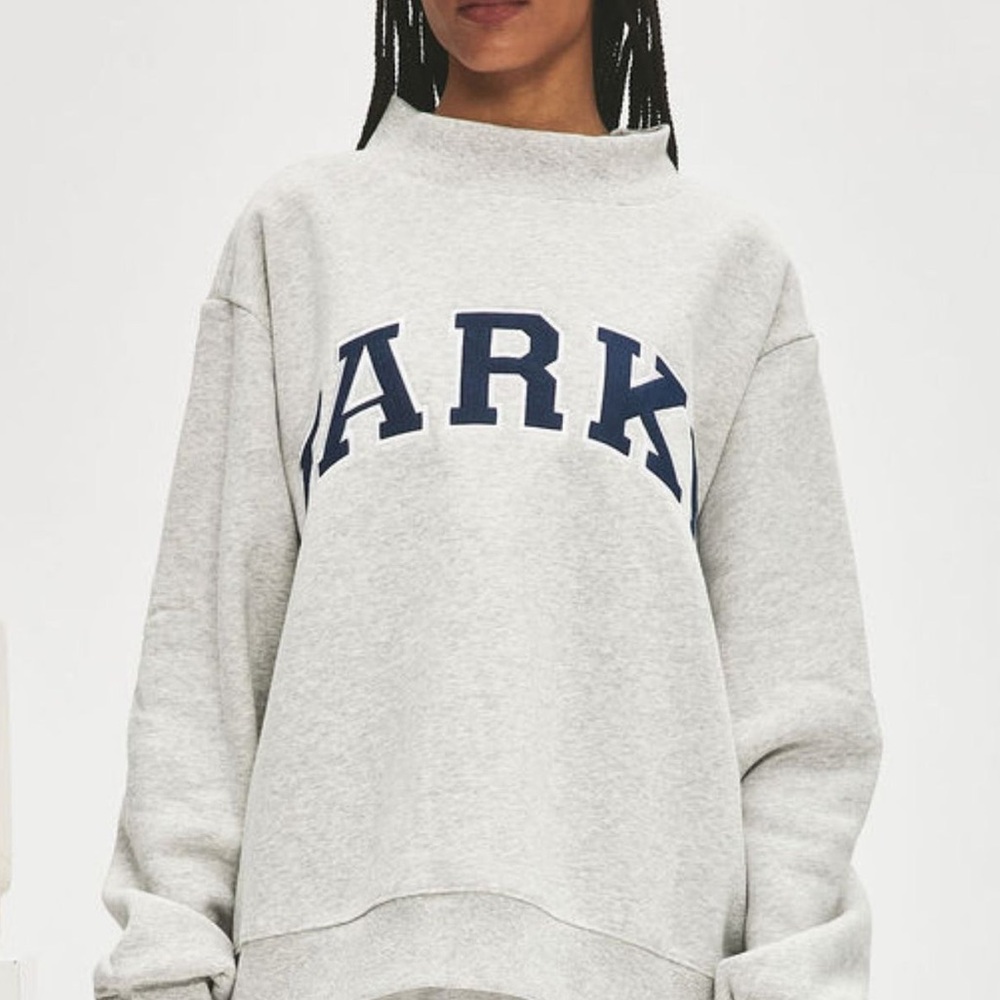 Parke Stylish Gray Mock Neck Sweatshirt with Navy Accents